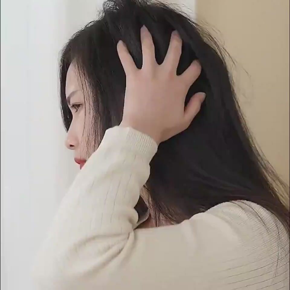 Supplier demonstration of electric hair straightening comb